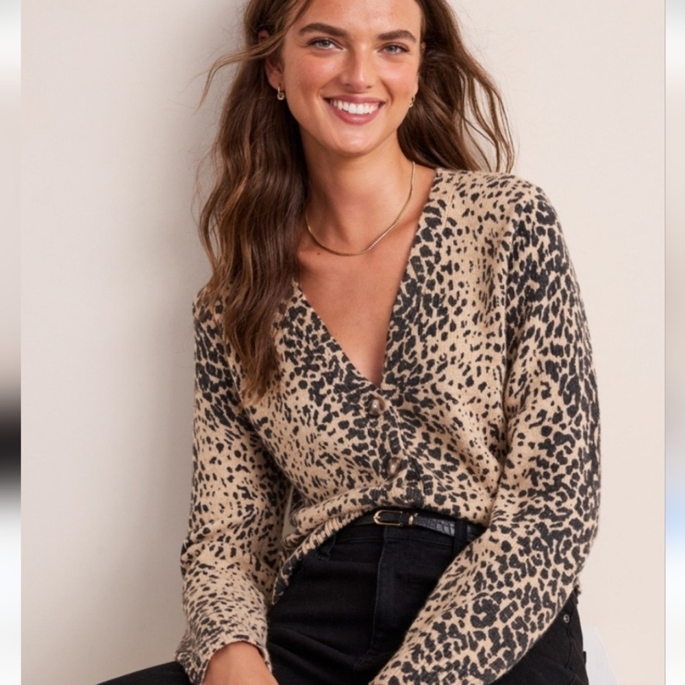 NWT FRANCHESCA'S Leopard Print V-Neck Sweater. Size L